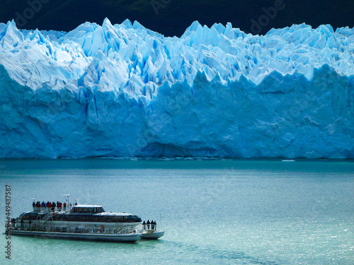 アルゼンチン・パタゴニア地方のペリトモレノにて氷河群とツアー観光客を乗せた遊覧船