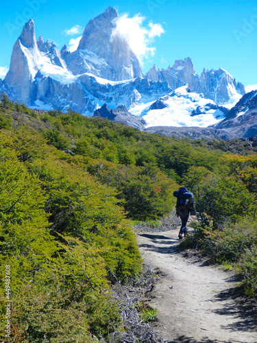 アルゼンチン・パタゴニア地方にてフィッツロイ山へのトレッキング中の男性登山者の後ろ姿