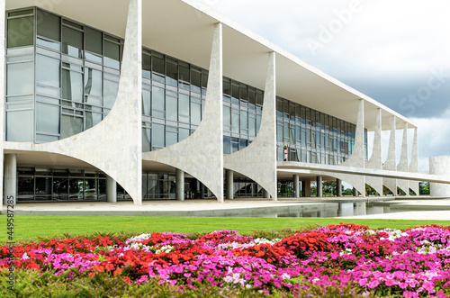 palácio do planalto com jardim florido