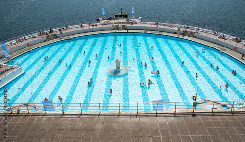 Plymouth, Devon, England, UK. 2021. Overview of Tinside Lido on Plymouth seafront, Historic art deco style and voted in top ten outdoor pools in Europe. Outdoor salt water swimming pool.