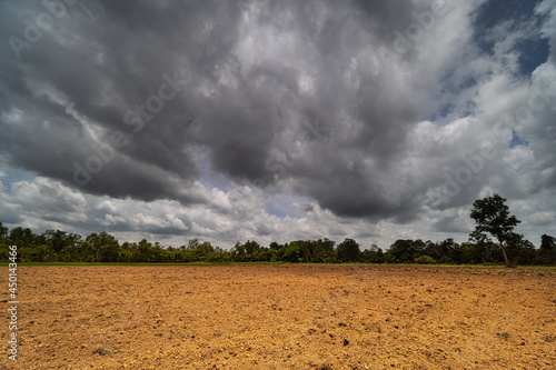 Landwirtschaftliches Feld mit dramatischen Wolken