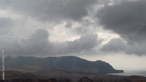 Deszczowe chmury nad górami latem, Krym, Ukraina