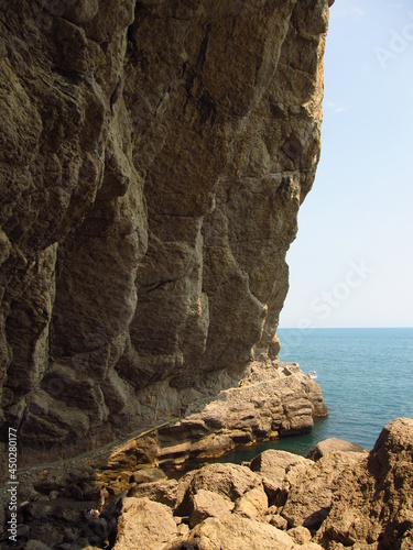Jaskinia w skale nad morzem Czarny, Krym, Ukraina