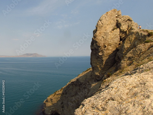 Wystające fragmenty skał na tle morza Czarnego, Krym, Ukraina