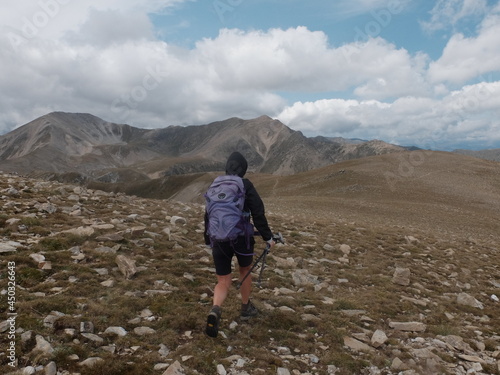 randonneurs en montagne pendant l'orage et les nuages