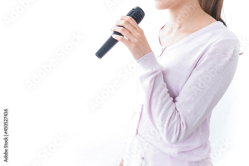 カラオケで歌う女性