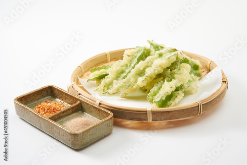 四角豆の天ぷら（うりずん）を白背景で