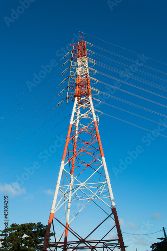 紅白に塗り分けられた送電鉄塔