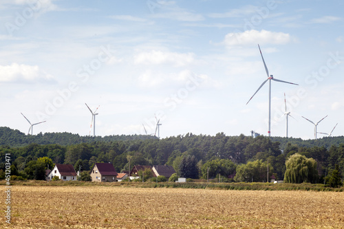 Farma turbin wiatrowych produkujących prąd