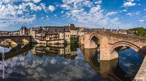 Espalion (Aveyron, France) - Vue panoramique du vieux pont sur le Lot et des anciennes tanneries