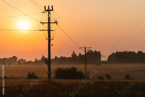 słońce i słupy sieci elektrycznej