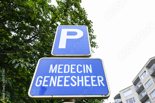 medecin sante health parking mobilite stationnement parking circulation urgence