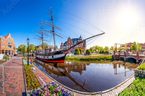 Kanal in Papenburg am Rathaus, Niedersachsen, Deutschland 