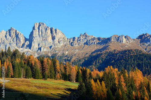 a day of blue skies and sunshine over the mountains in autumn