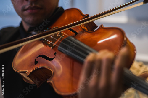 Violista homem tocando sua viola clássica.