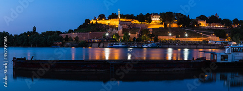 セルビア 対岸から見えるベオグラードのライトアップされたベオグラード要塞とサバ川