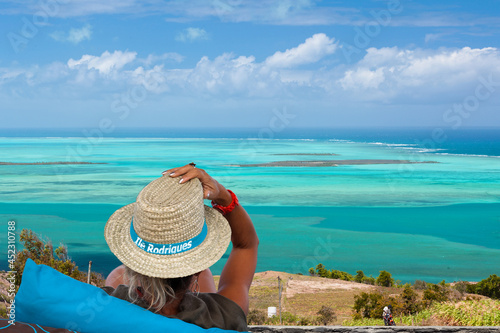 Femme au chapeau contemplant le lagon, île Rodrigues 