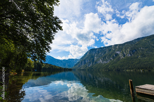 スロベニア ボーヒニ湖と後ろに広がるジュリア・アルプス