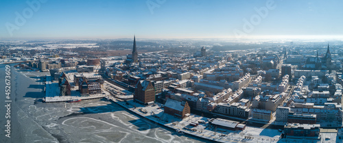 Blick zum Rostocker Stadthafen im Winter