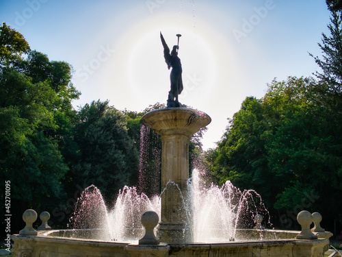 La hermosa fuente de la fama a contraluz en el parque Campo Grande de Valladolid, España