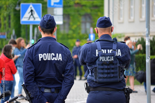 Protest aktywistów pod urzędem wojewódzkim we Wrocławiu zabezpiecza policja.