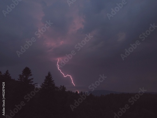 Wyładowanie atmosferyczne na nocnym niebie