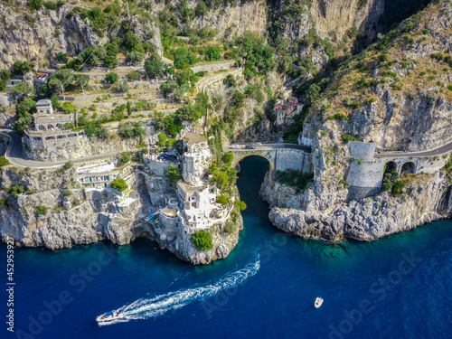 Vista aerea del fiordo di furore, costiera amalfitana, italia