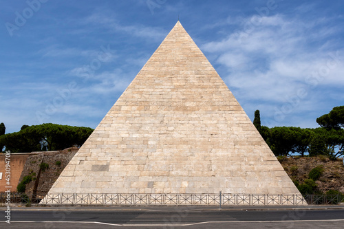 Pyramid of Cestius (Piramide di Caio Cestio oder Cestia) in Rome, Italy, antique grave of Gaius Cestius