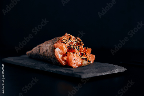Temaki sushi salmon on the background dark Fundo Escuro