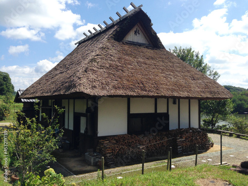 茅葺屋根の建物