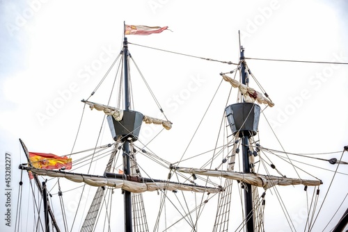 Partes de un velero español del siglo XVI: estandarte, cofa, gavia, obenque, verga, mayor, trinquete, mesana