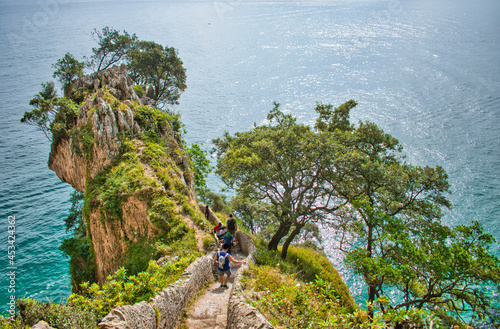 Escaleras de piedra hacia el faro del Caballo en la costa cantábrica cerca de la villa de Santoña, España