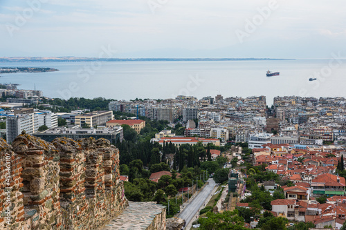 ギリシャ テッサロニキのチェーン・タワーからの街並みとエーゲ海のテルメ湾