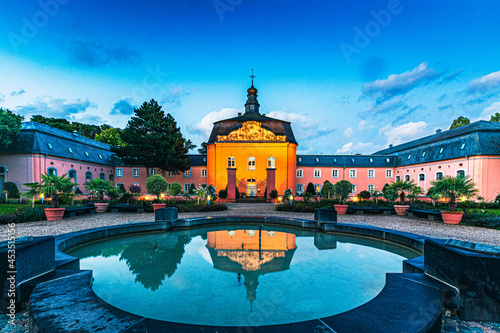 Schloß Wickrath bei Mönchengladbach beleuchtet zur blauen Stunde