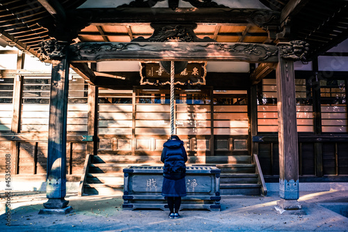 神社でのお参りのイメージ