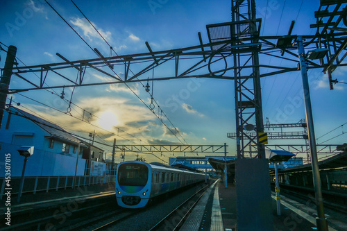 西所沢駅のプラットフォームと夕景