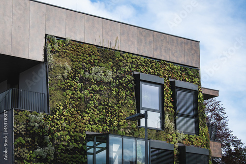 Bepflanzte Fassade an einem Bürogebäude - vertikaler Garten