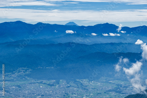 木曽駒ヶ岳より駒ヶ根市のはるか先、南アルプスより顔を出す富士山を眺めて