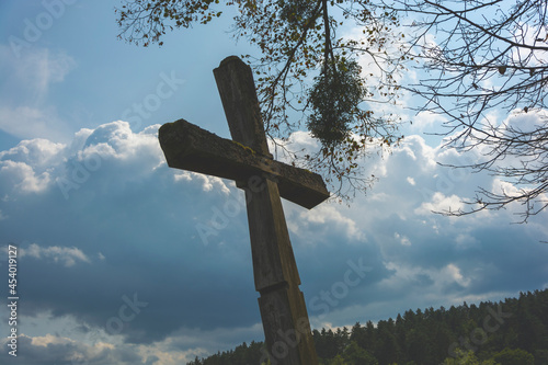 Stary drewniany krzyż na tle nieba