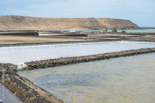 Salinas del Janubio Prostokątne pola, na których mieszkańcy Lanzarote osuszają wodę oceaniczną i w ten sposób pozyskują sól, używaną np. do gotowania papas arugadas (miejscowe ziemniaczki). Poletka wy