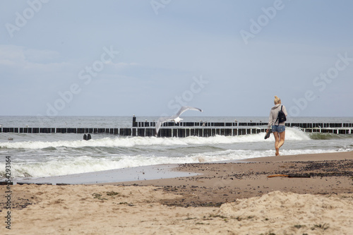 spacer nadmorską plażą po sezonie turystycznym - morze bałtyckie