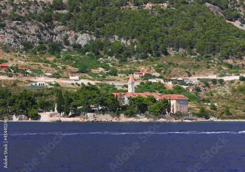 Widok z morza na Bol w Chorwacji