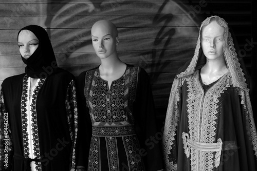 Skurrile Schaufensterpuppen in traditioneller konservativer Kleidung vor einem Geschäft in Taksim in der Istiklal Caddesi in Istanbul am Bosporus in der Türkei, fotografiert in klassischem Schwarzweiß