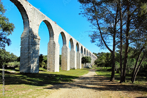 aqueduc romain dans la garrigue