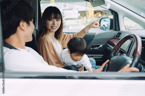 ドライブ・車に乗る家族（笑顔） 