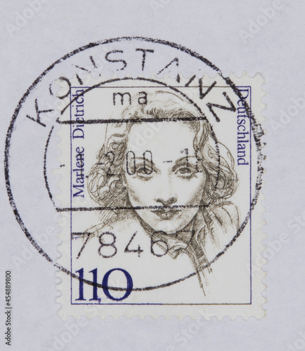 briefmarke stamp vintage retro gestempelt used frankiert cancel gesicht face frau woman marlene dietrich konstanz 110 bart funny lustig papier paper