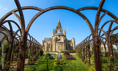 Église Notre-Dame de Calais et jardin Tudor / Calais - Hauts-de-France - France (Point de départ de La Via Francigena)