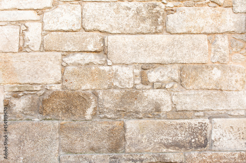 muro de piedra aspera con textura de una casa antigua amarilla