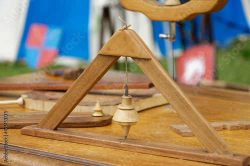 Archipendule en bois - Niveau moyen âge