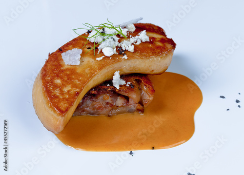 Foie sobre manitas de cerdo a la plancha, sopa de ajo y pan de Labeko